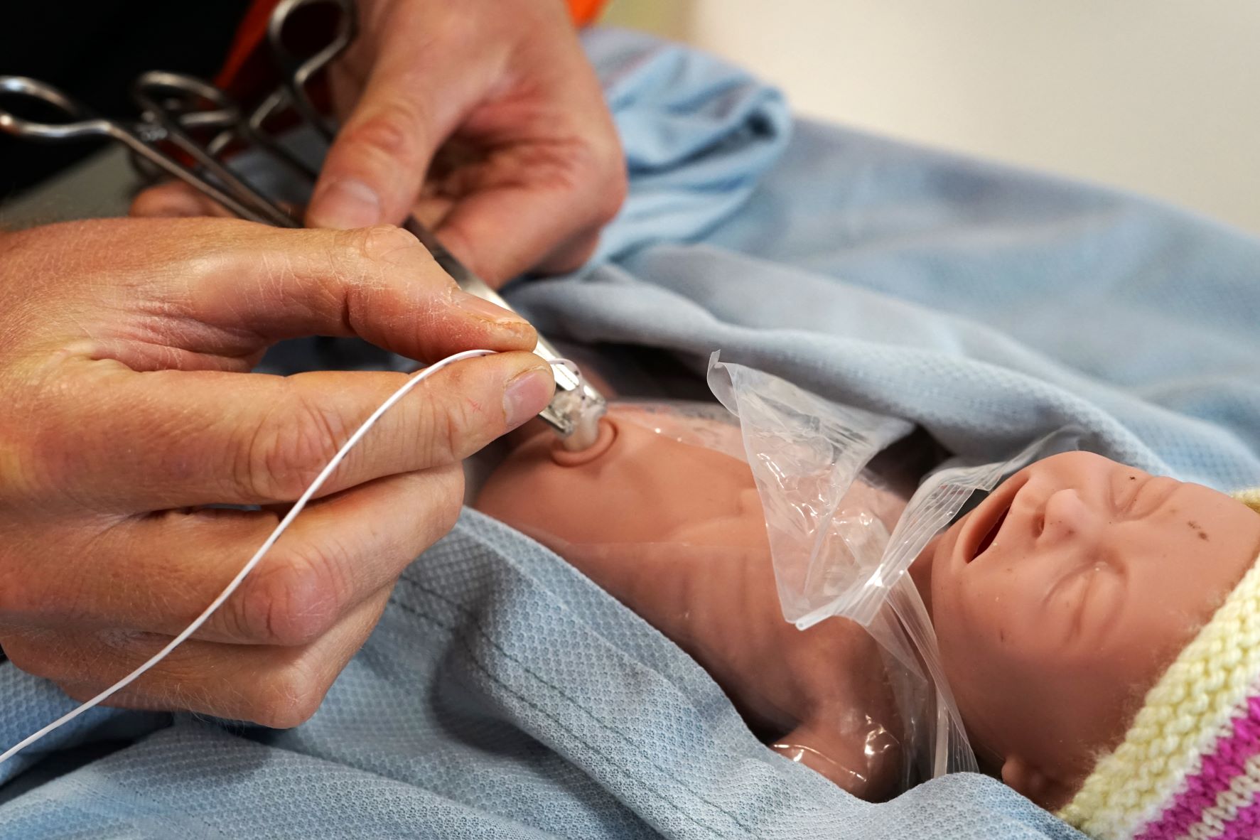 The neonatal catheter can administer vital fluids